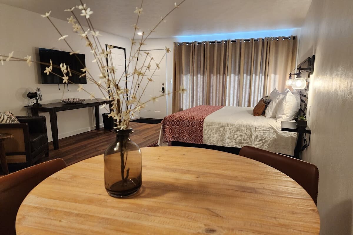 Room, 1 King Bed with Sofa bed, Kitchenette | 1 bedroom, Egyptian cotton sheets, premium bedding, laptop workspace
