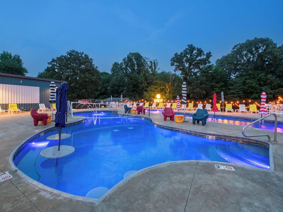 Sesongbasert utendørsbasseng, bassengparasoller og solsenger