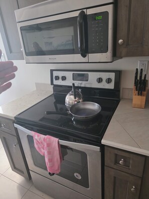 Oven, stovetop, cookware/dishes/utensils