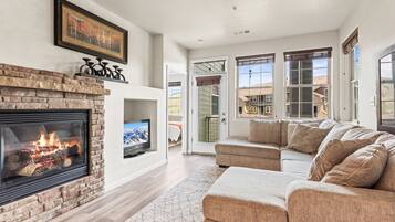 Smart-tv, eldstad, bordsfotboll och ett bordtennisbord