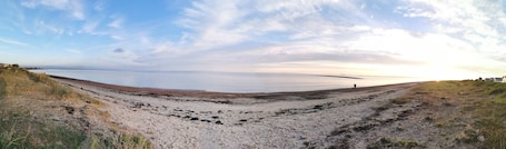Beach. Cosy beachfront getaway in West Mersea- fishing, golf & swimming pool onsite