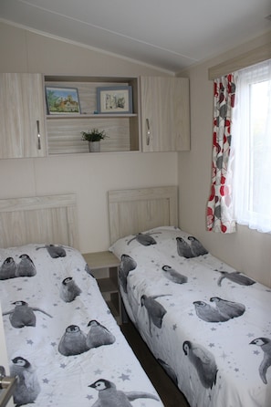 3 bedrooms, bed sheets - Cosy beachfront getaway in West Mersea- fishing, golf & swimming pool onsite  (West Mersea)