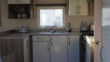 Geladeira, fogão, cooktop, chaleira elétrica