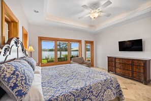 4 makuuhuonetta, työpöytä, silitysrauta/-lauta, vauvan matkasänky