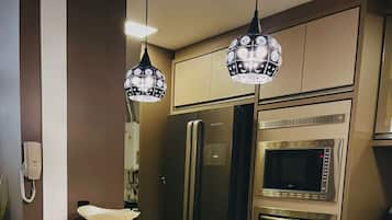 Mikrowelle, Ofen, Herdplatte, Wasserkocher mit Kaffee-/Teezubehör