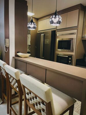 Microwave, oven, stovetop, coffee/tea maker - Elegância à Beira-mar: Conforto e Luxo no Bali Beach (Balneário Piçarras)