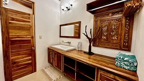 تجهيزات دش، مجففات شعر، مناشف، صابون