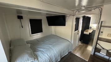 1 habitación, caja de seguridad en la habitación y escritorio