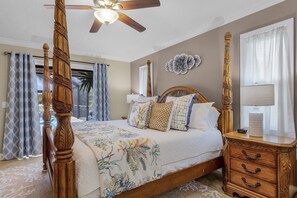 3 soverom, skrivebord, strykejern/-brett og reiseseng for barn