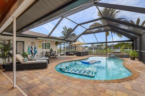 Utendørsbasseng og et oppvarmet basseng