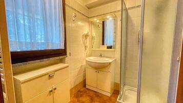 Dusche, Haartrockner, Bidet, Handtücher