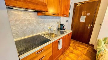 Kjøleskap, mikrobølgeovn, kokeplater og vannkoker