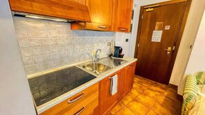 Frigorífico, microondas, placa de cocina y hervidor eléctrico