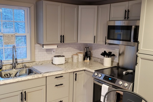 Geladeira, micro-ondas, fogão, cooktop