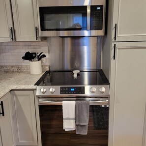 Fridge, microwave, oven, stovetop - Cozy cottage on the river, minutes from skiing, horse events, and so much more! (Reading)