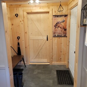 Interior - Cozy cottage on the river, minutes from skiing, horse events, and so much more! (Reading)