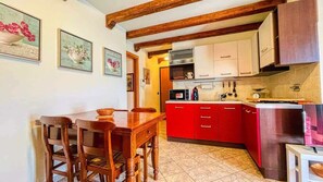 Réfrigérateur, four à micro-ondes, surface de cuisson, lave-vaisselle