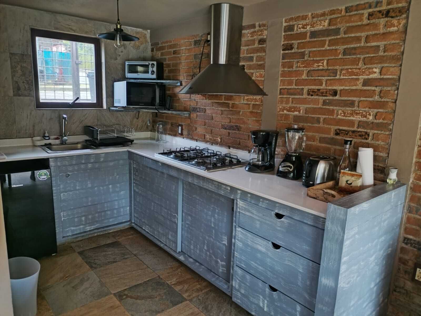Villa Deluxe con balcón y jacuzzi en habitación principal | Cocina privada | Frigobar, microondas, parrilla de estufa y cafetera y tetera 