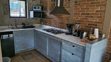 Villa Deluxe con balcón y jacuzzi en habitación principal | Cocina privada | Frigobar, microondas, parrilla de estufa y cafetera y tetera