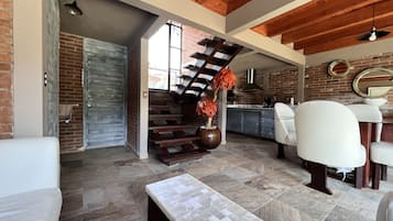 Villa Deluxe con balcón y jacuzzi en habitación principal | Área de sala de estar