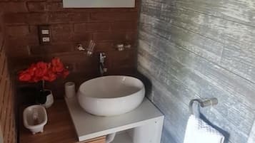 Dusj, dusjhode med hydromassaje og håndklær