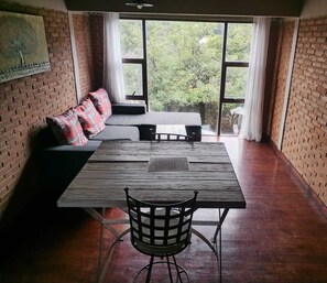 Vila standard, 1 cama Queen e sofá-cama, vista para a piscina | Frigobar, ferros/tábuas de passar roupa, Wi-Fi de cortesia