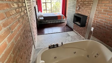 Villa Deluxe con balcón y jacuzzi en habitación principal | Minibar, tabla de planchar con plancha, wifi gratis y ropa de cama