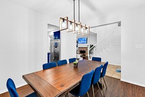 Dining - 4 BR w/pool, 10 min to Six flags, AT&T Stadium & Globe life park  (Grand Prairie)