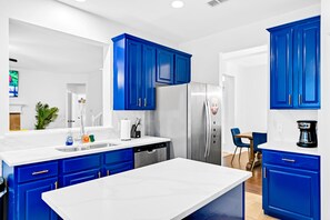 Mikrowelle, Ofen, Herdplatte, Geschirrspüler