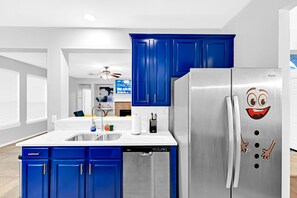 Mikrowelle, Ofen, Herdplatte, Geschirrspüler