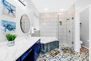 Hair dryer, towels, soap, shampoo - 4 BR w/pool, 10 min to Six flags, AT&T Stadium & Globe life park  (Grand Prairie)