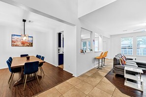 Interior - 4 BR w/pool, 10 min to Six flags, AT&T Stadium & Globe life park  (Grand Prairie)