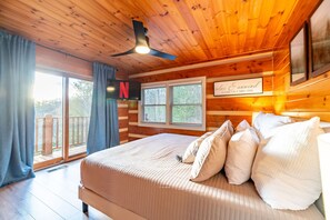 3 habitaciones, escritorio y tabla de planchar con plancha