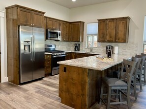 Casa de lujo, 2 habitaciones, patio (Villa 604) | Cocina privada | Refrigerador con congelador, microondas y cafetera y tetera