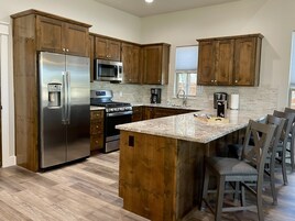 奢华独立别墅, 2 间卧室, 露台 (Villa 604) | 私人厨房 | 大冰箱、微波炉、茶具/咖啡用具、清洁用品