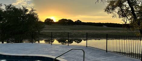 Ulkouima-allas avoinna 9.00–22.00, aurinkovarjoja, aurinkotuoleja