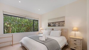 3 bedrooms, iron/ironing board, WiFi, bed sheets - Absolute Lake Front - 5 Mile Bay. Lakes edge with uninterrupted views,  kayak for you to use. (Taupo)