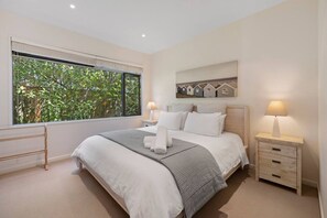 3 bedrooms, iron/ironing board, WiFi, bed sheets - Absolute Lake Front - 5 Mile Bay. Lakes edge with uninterrupted views,  kayak for you to use. (Taupo)