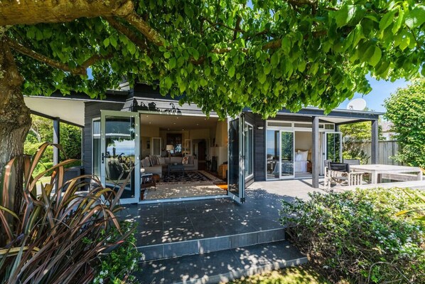 Terrace/patio - Absolute Lake Front - 5 Mile Bay (Waitahanui)