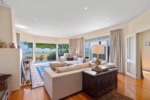 TV, fireplace - Absolute Lake Front - 5 Mile Bay. Lakes edge with uninterrupted views,  kayak for you to use. (Taupo)