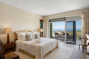 3 bedrooms, iron/ironing board, WiFi, bed sheets - Absolute Lake Front - 5 Mile Bay. Lakes edge with uninterrupted views,  kayak for you to use. (Taupo)