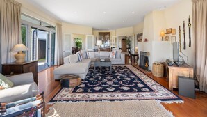 TV, fireplace - Absolute Lake Front - 5 Mile Bay. Lakes edge with uninterrupted views,  kayak for you to use. (Taupo)