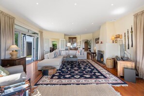 TV, fireplace - Absolute Lake Front - 5 Mile Bay. Lakes edge with uninterrupted views,  kayak for you to use. (Taupo)