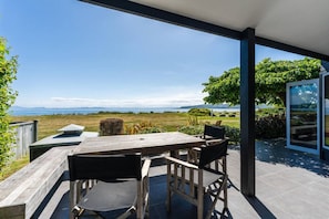 Outdoor dining - Absolute Lake Front - 5 Mile Bay. Lakes edge with uninterrupted views, kayak for you to use. (Taupo)
