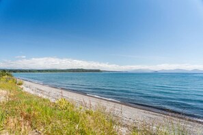 Beach - Absolute Lake Front - 5 Mile Bay. Lakes edge with uninterrupted views,  kayak for you to use. (Taupo)