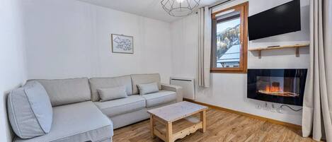 TV, fireplace