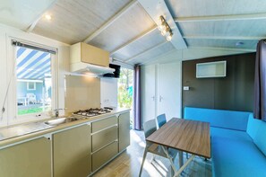 Fridge, microwave, stovetop - Mobilehome with air conditioning, terrace and pool (Peschiera del Garda)