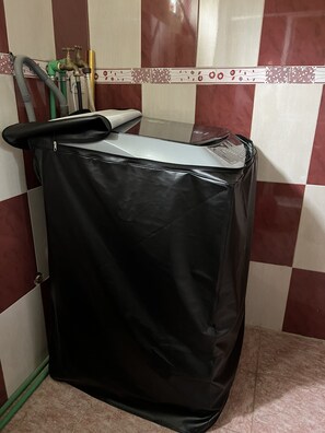 Secador de cabelo, toalhas de banho, sabonete, shampoo