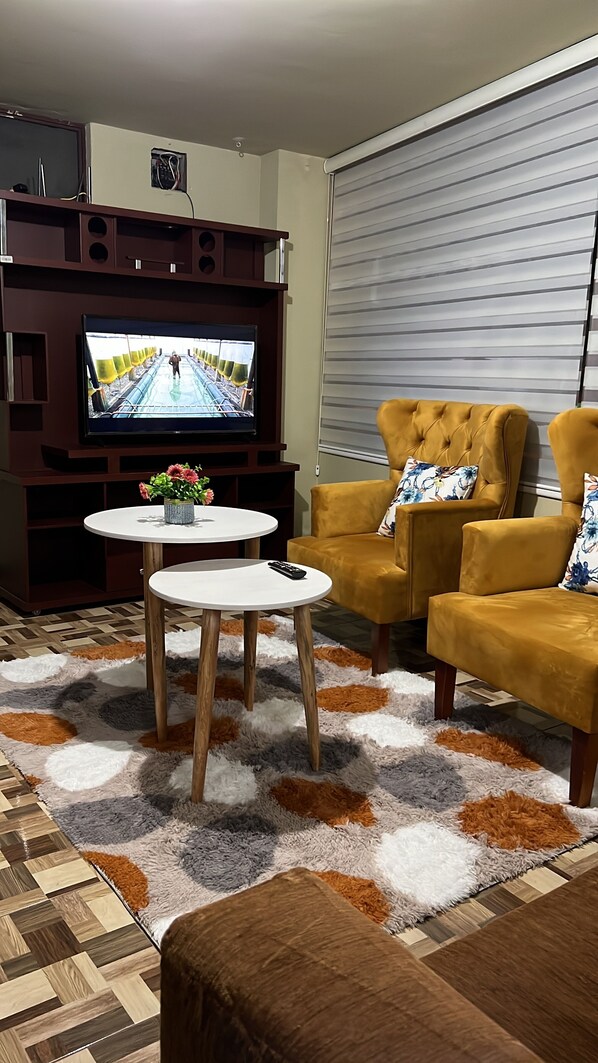 Living area - Apartamento Vacacional Individual, por Días o Semanas a 4 Cuadras de la Basílica (Baños de Agua Santa)