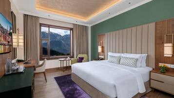 Deluxe Room, 1 King Bed | Minibar, in-room safe, laptop workspace, soundproofing